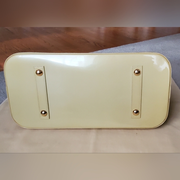 Louis Vuitton Alma GM Blanc Corail Vernis - Picture 5 of 16